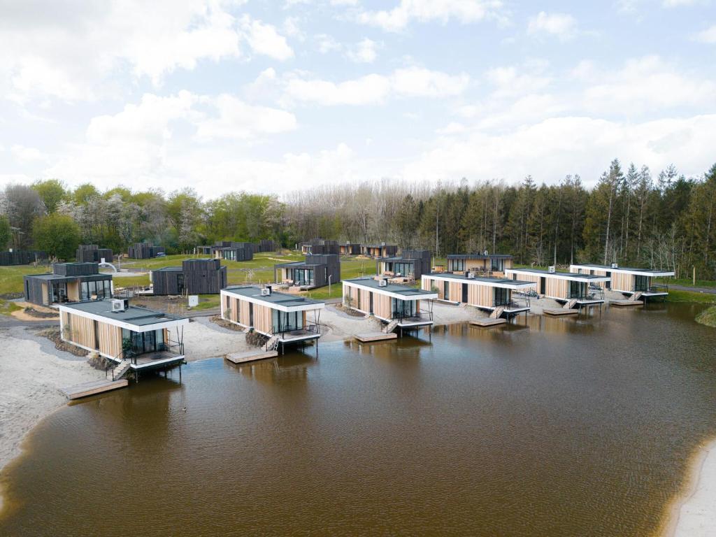 Booking.com: Modern lodge on the water in a holiday park , Zeewolde,  Niederlande . Buchen Sie jetzt Ihr Hotel!