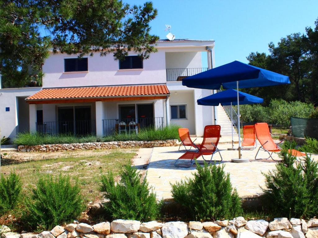 Apartment in Veli Rat with roof terrace