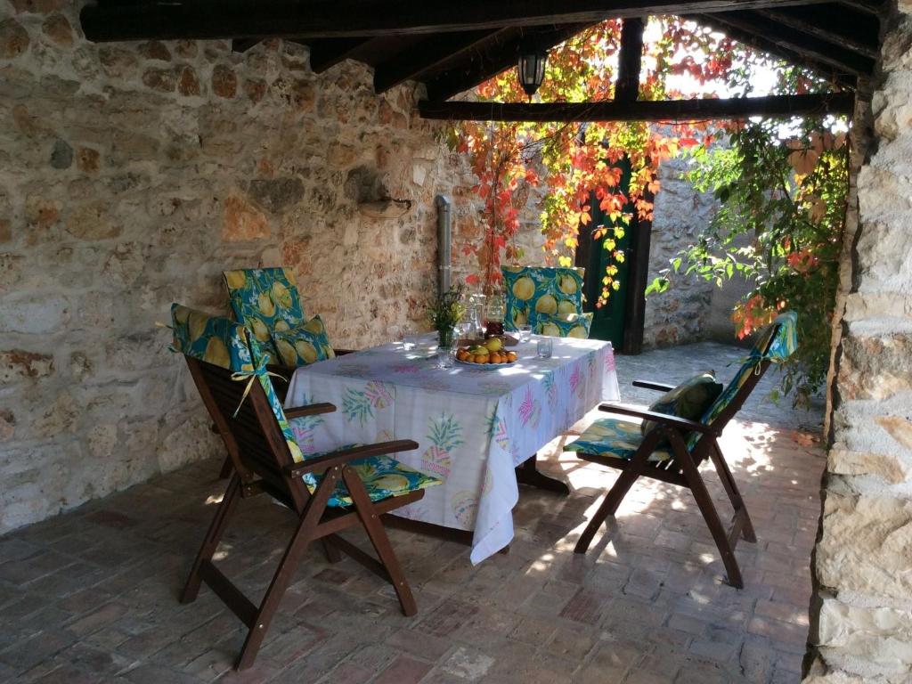 een tafel met stoelen en een wit tafelkleed bij Wonderful Holiday Home in Pula with Garden and Terrace in Pula