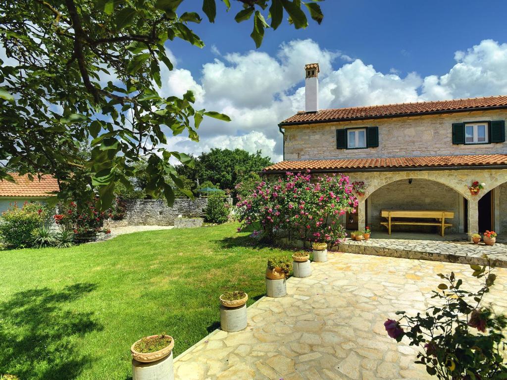 Zahrada ubytování Holiday Home in Rojnici with Private Pool