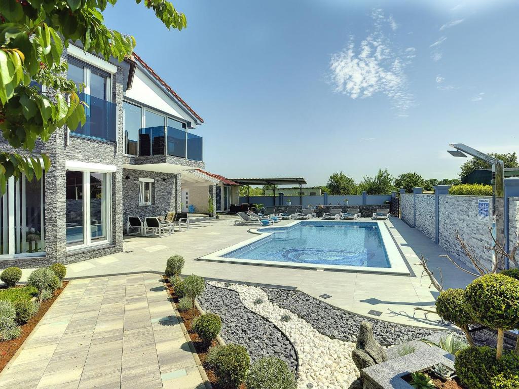 um quintal com uma piscina e uma casa em Modern villa in Fa ana with private pool em Valbandon