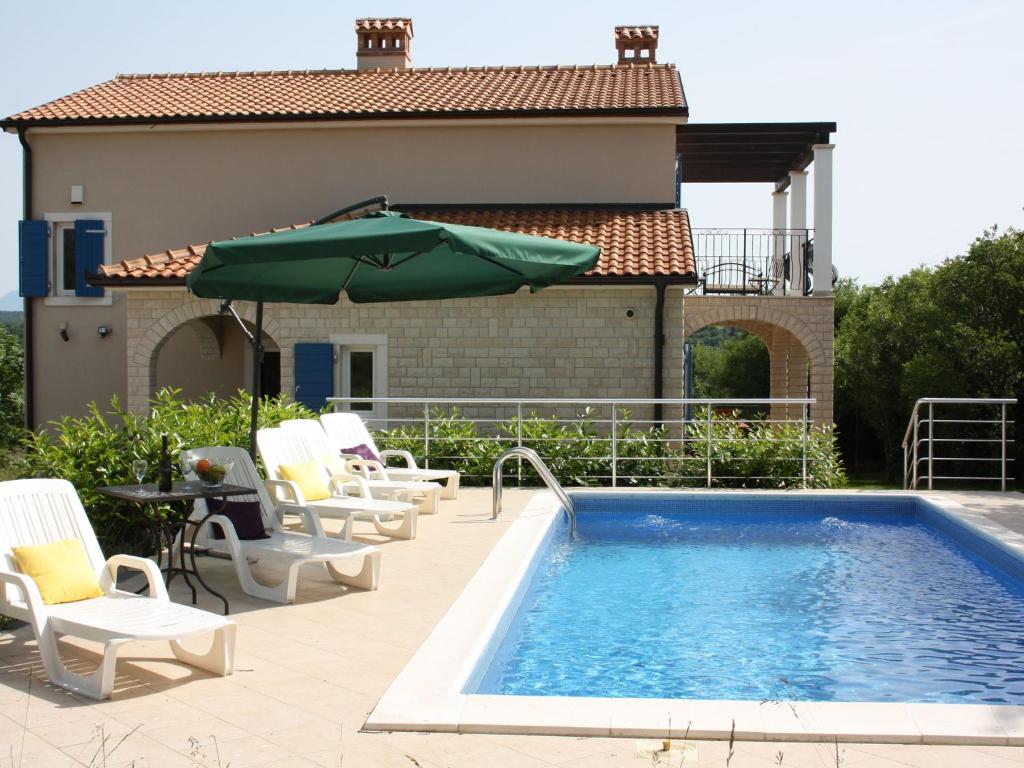 Villa with pool and covered terrace