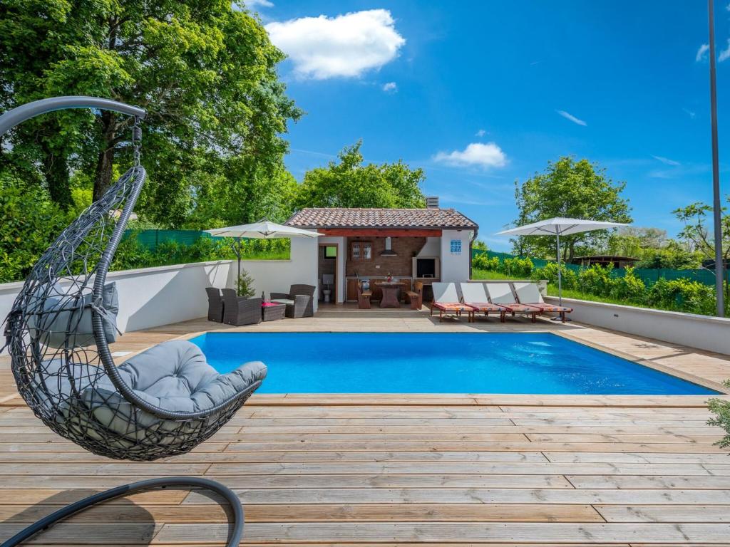 eine Terrasse mit einer Hängematte und einem Pool in der Unterkunft Modern Holiday Home with Pool in Pazin in Lindar