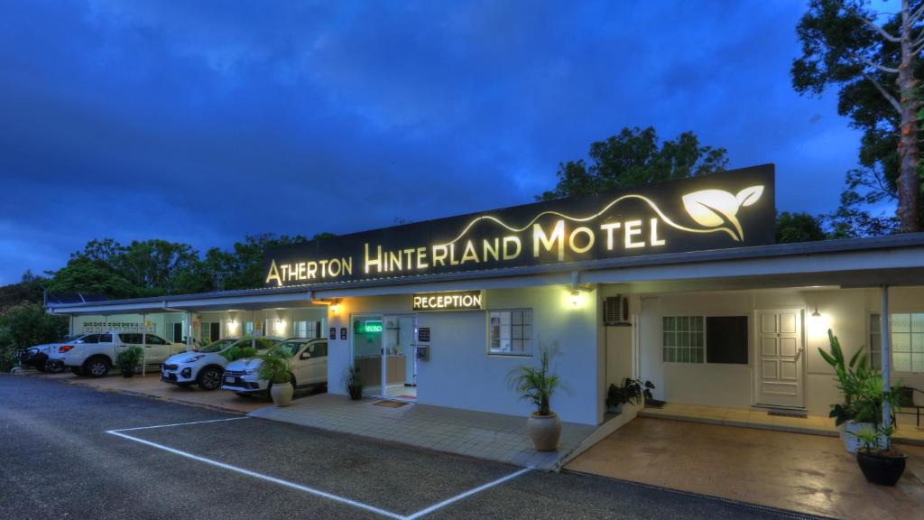 una vista esterna di un motel americano su un terreno di lime di Atherton Hinterland Motel ad Atherton