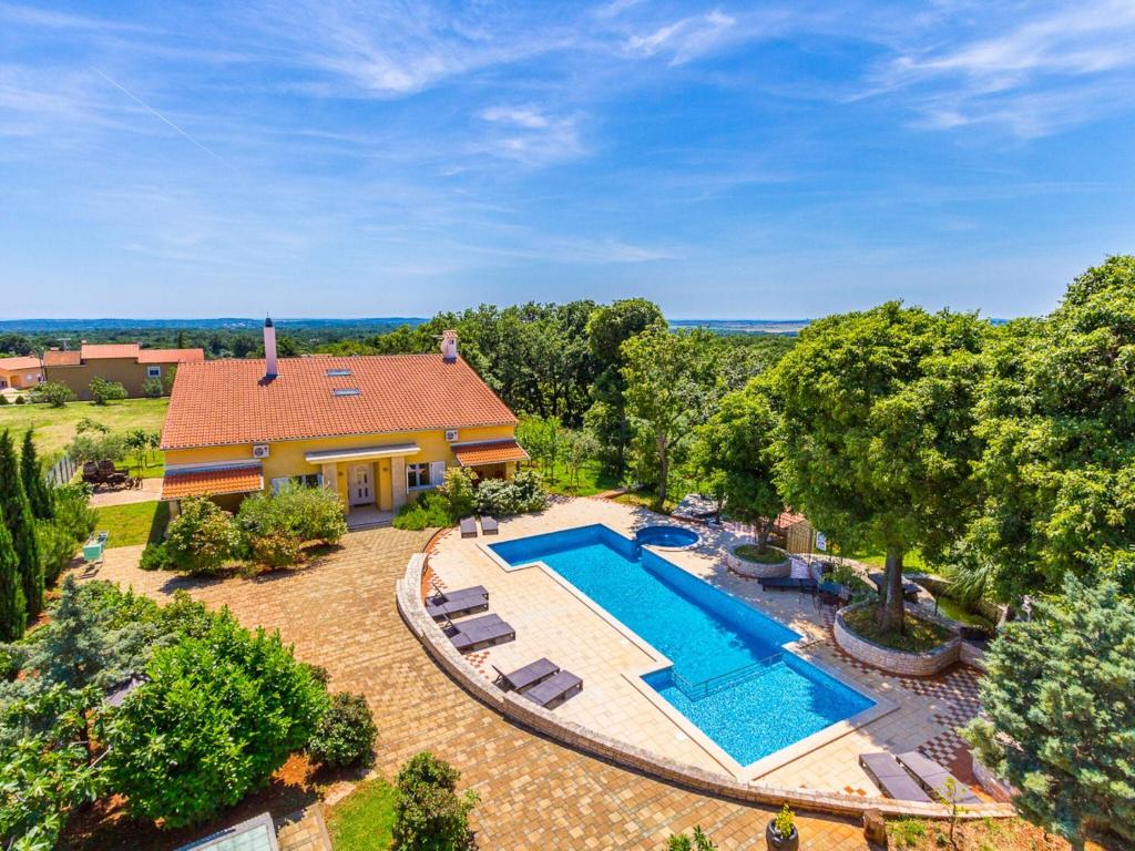 uma vista aérea de uma casa com piscina em Peaceful Apartment in Pula with Swimming Pool em Valtura