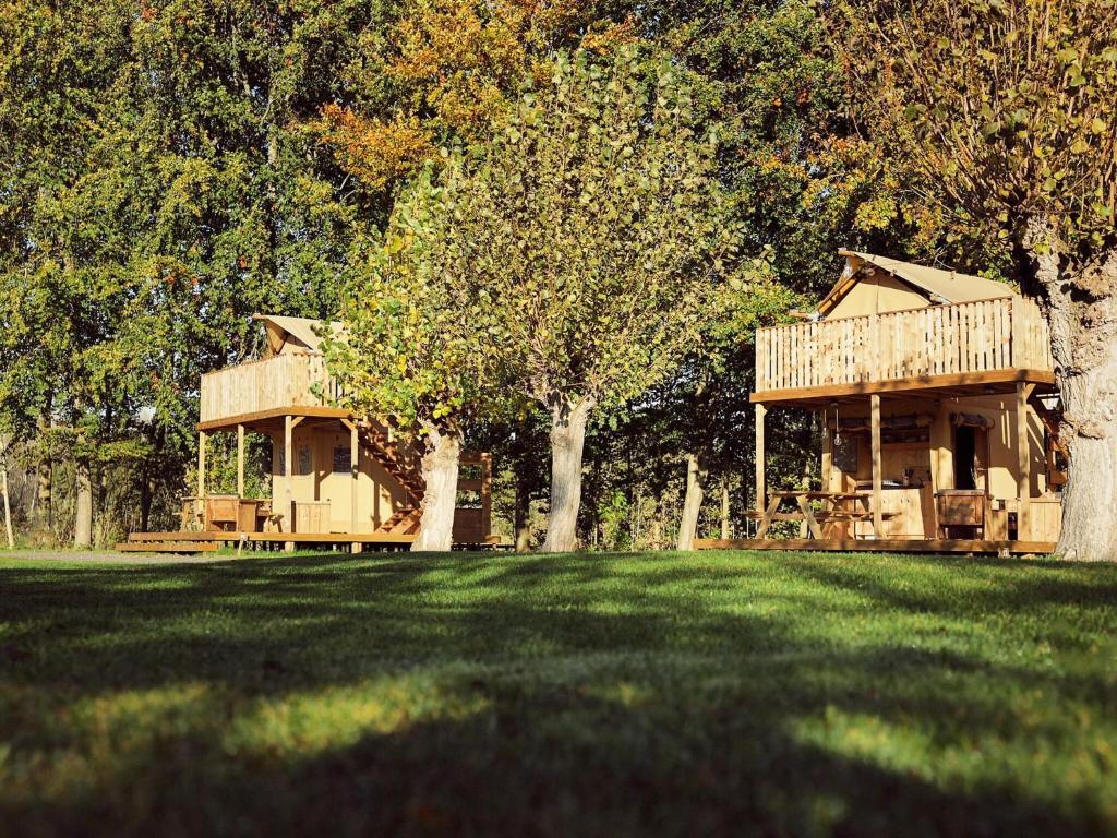 Luxury glamping with bathroom, in the Horsterwold, Zeewolde (updated