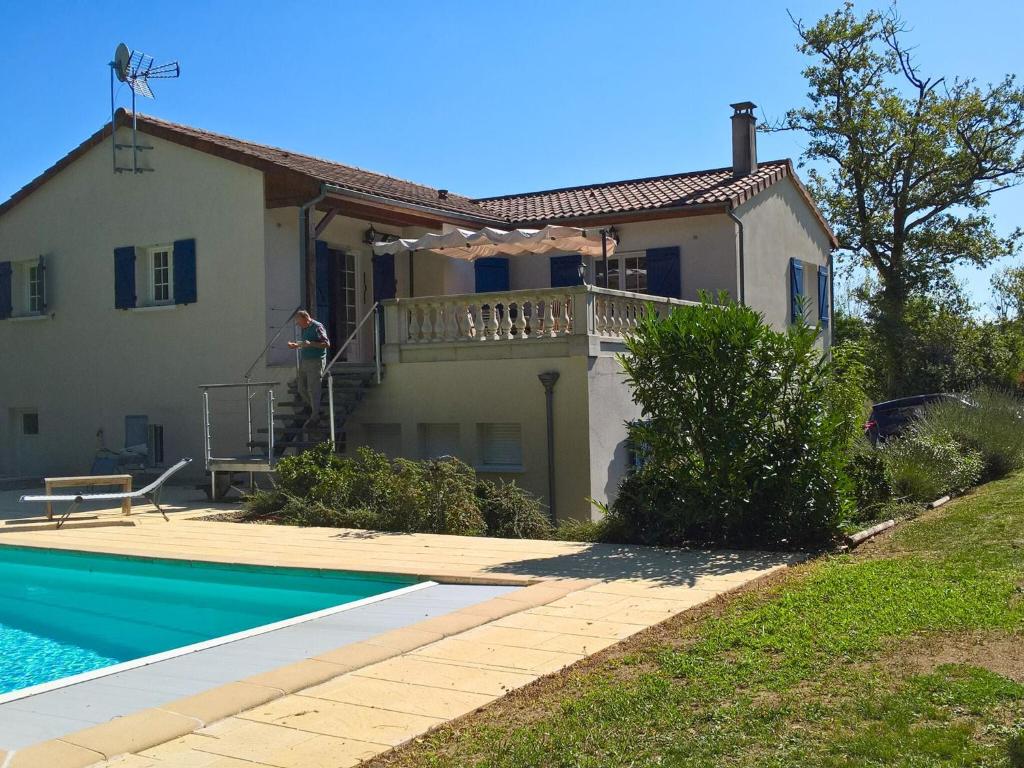 una casa con piscina frente a una casa en Detached villa with large garden near beautiful golf course, en Vasles
