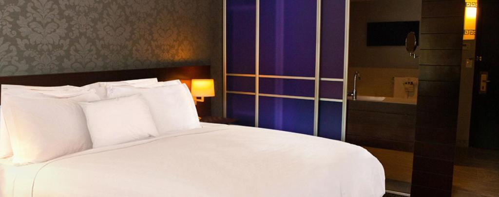 Postel nebo postele na pokoji v ubytování The Royal Regency Hotel