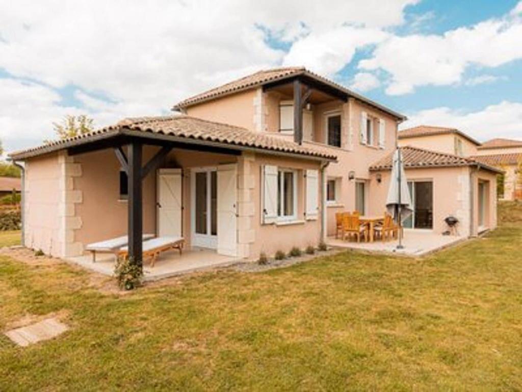 Photo de la galerie de l'établissement Modern villa with large garden, à Les Forges