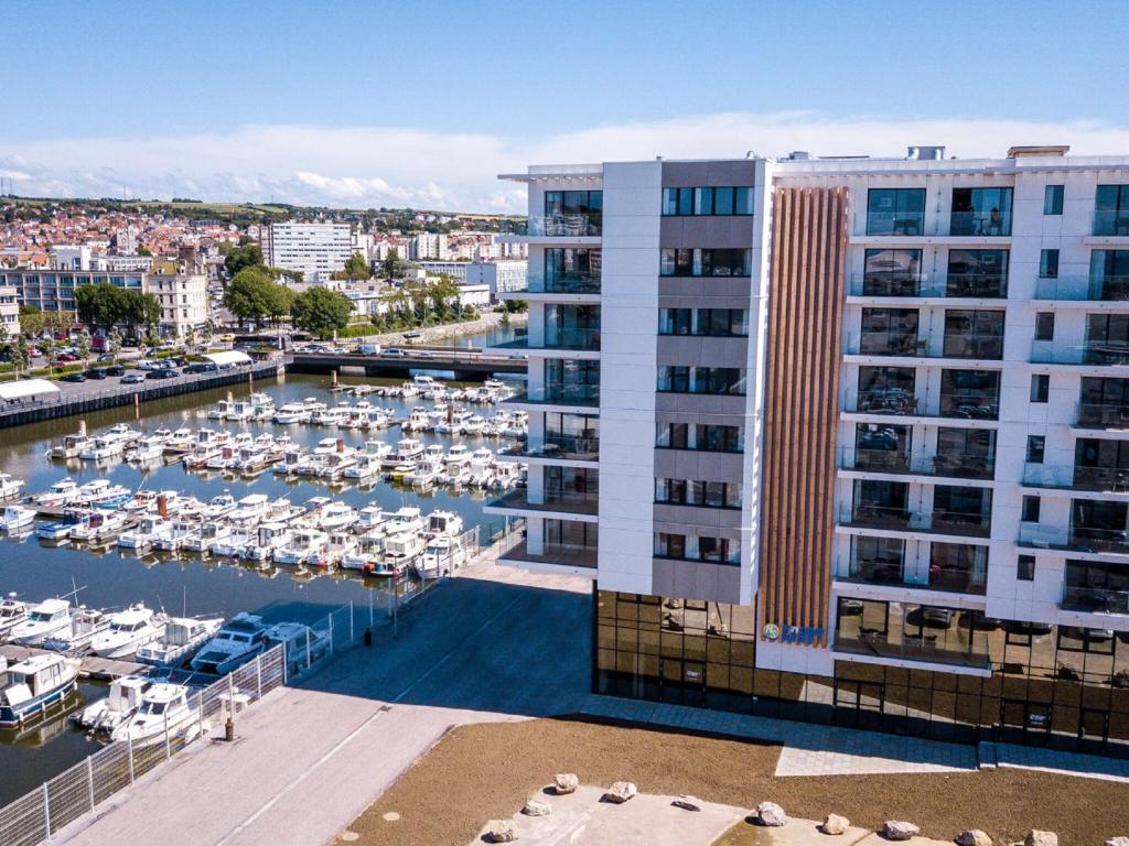 Una vista de un puerto deportivo con barcos en el agua. en Apartment in Boulogne-sur-Mer by the Marina, en Boulogne-sur-Mer