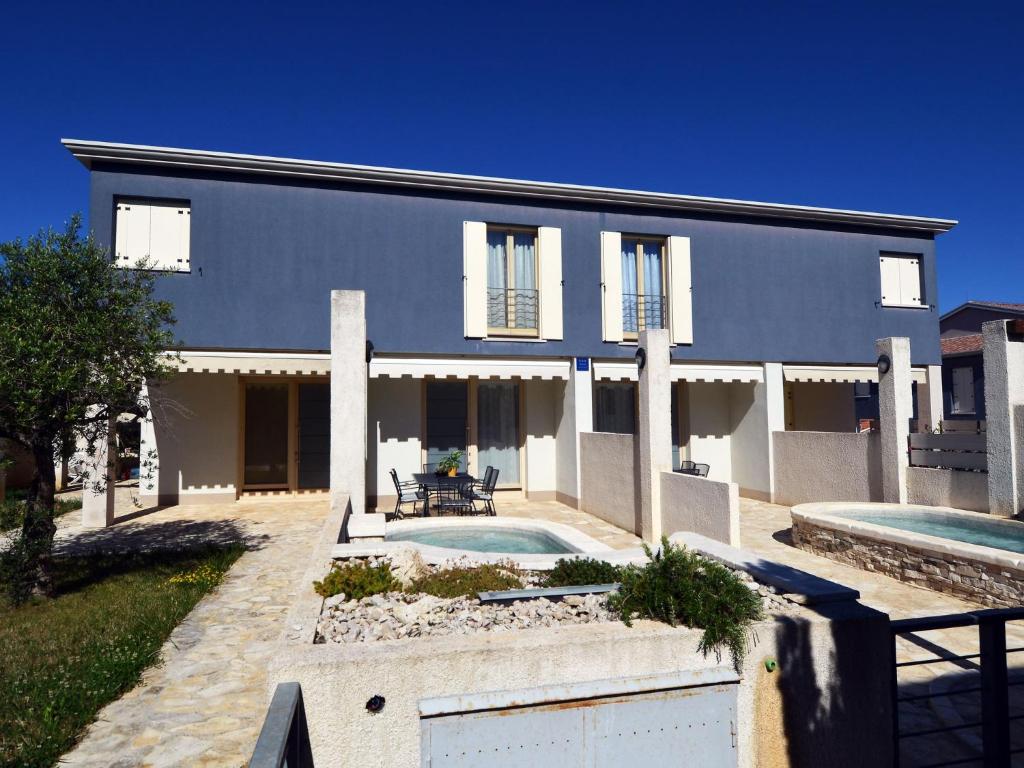 uma casa com uma piscina em frente em Modern Villa Blue 1 with swimming pool ideal for families & friends em Banjole