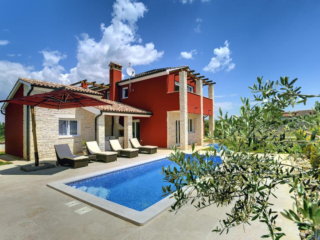 Modern Holiday Home with Pool in Bratulici