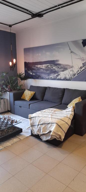 a living room with a couch and a chess board at Departamento confortable in Posadas