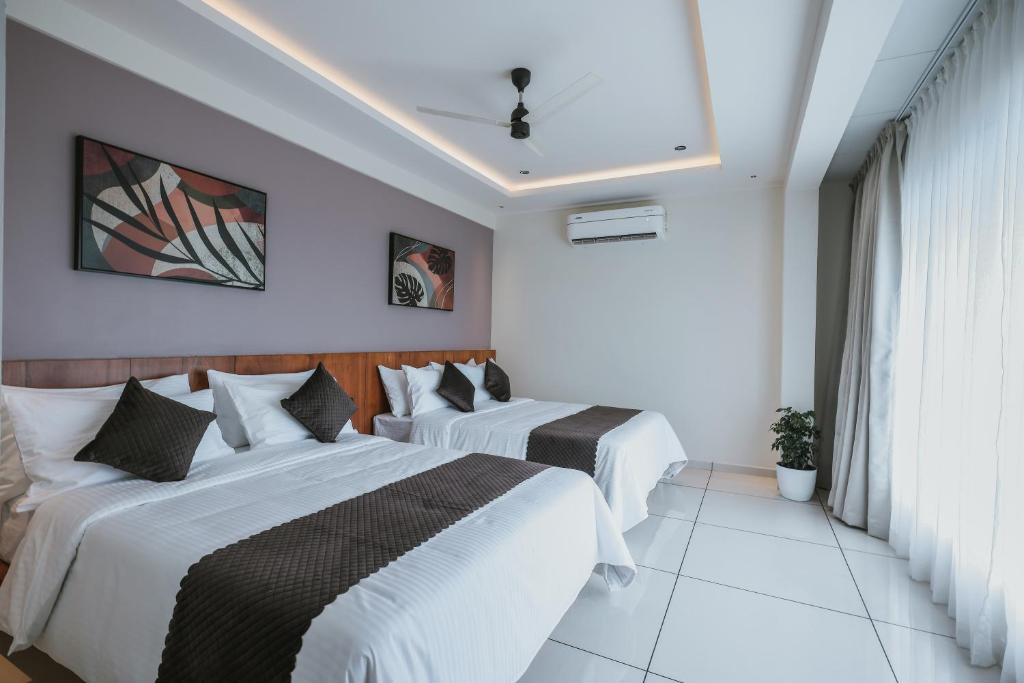 Postel nebo postele na pokoji v ubytování Fortview Suites