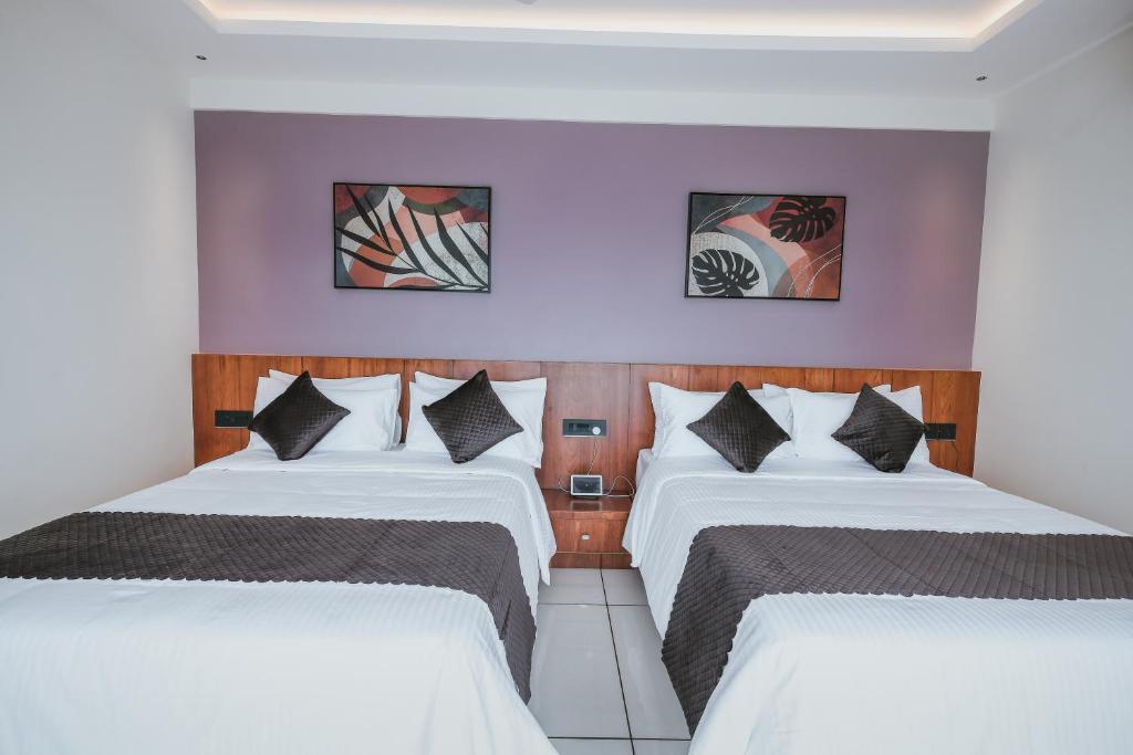 Postel nebo postele na pokoji v ubytování Fortview Suites