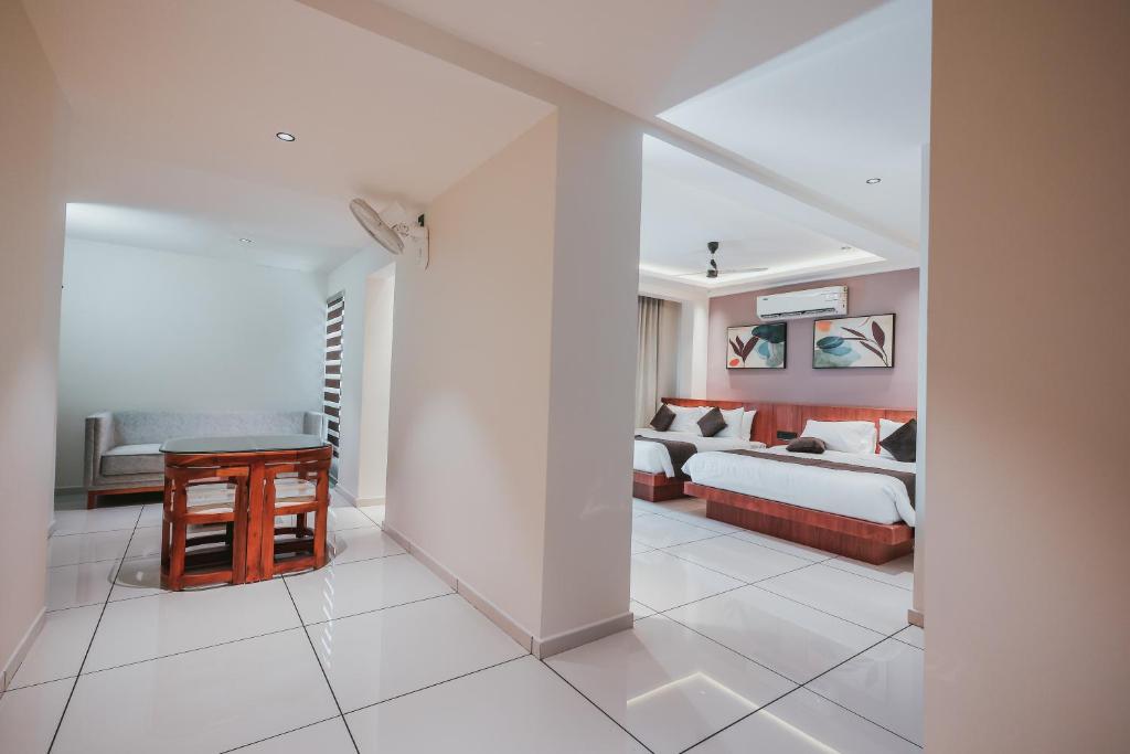 Postel nebo postele na pokoji v ubytování Fortview Suites