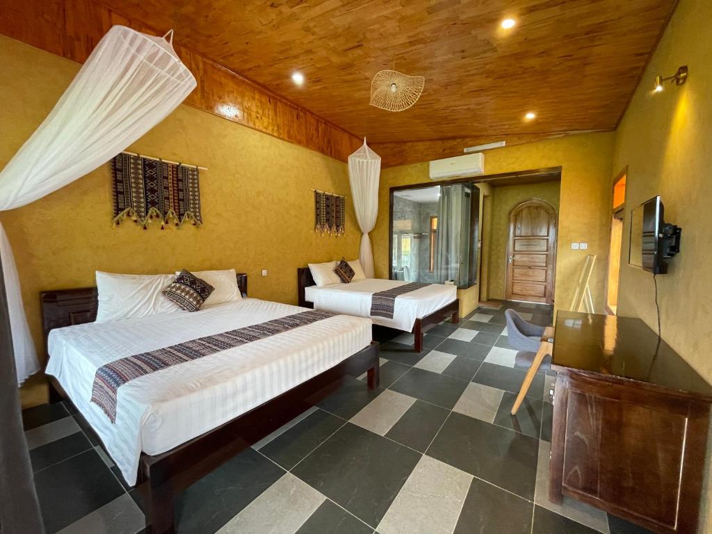 Giường trong phòng chung tại Sky Bay Lodge