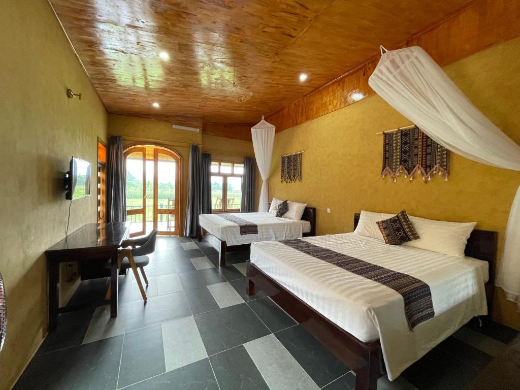 Giường trong phòng chung tại Sky Bay Lodge