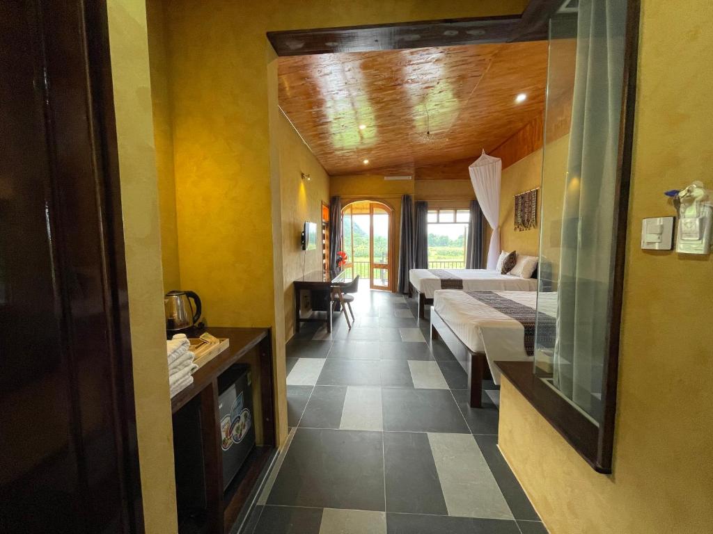 Giường trong phòng chung tại Sky Bay Lodge
