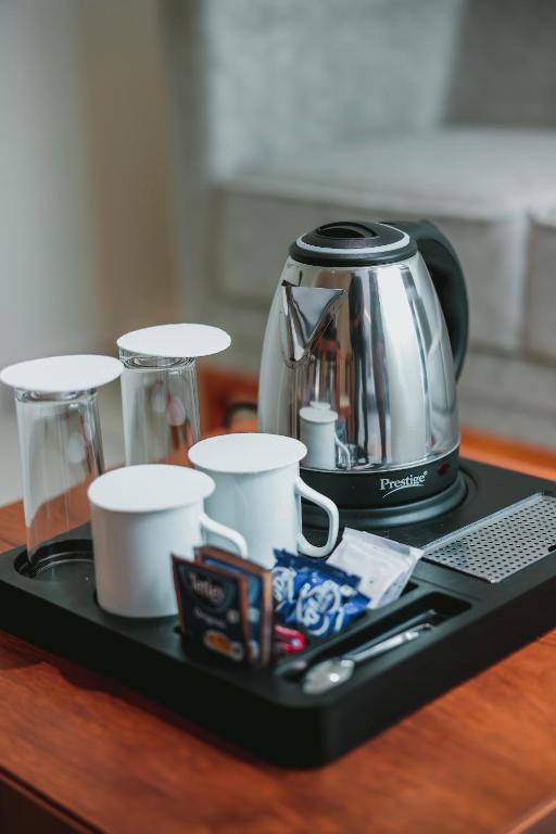 Příslušenství pro přípravu čaje a kávy v ubytování Fortview Suites