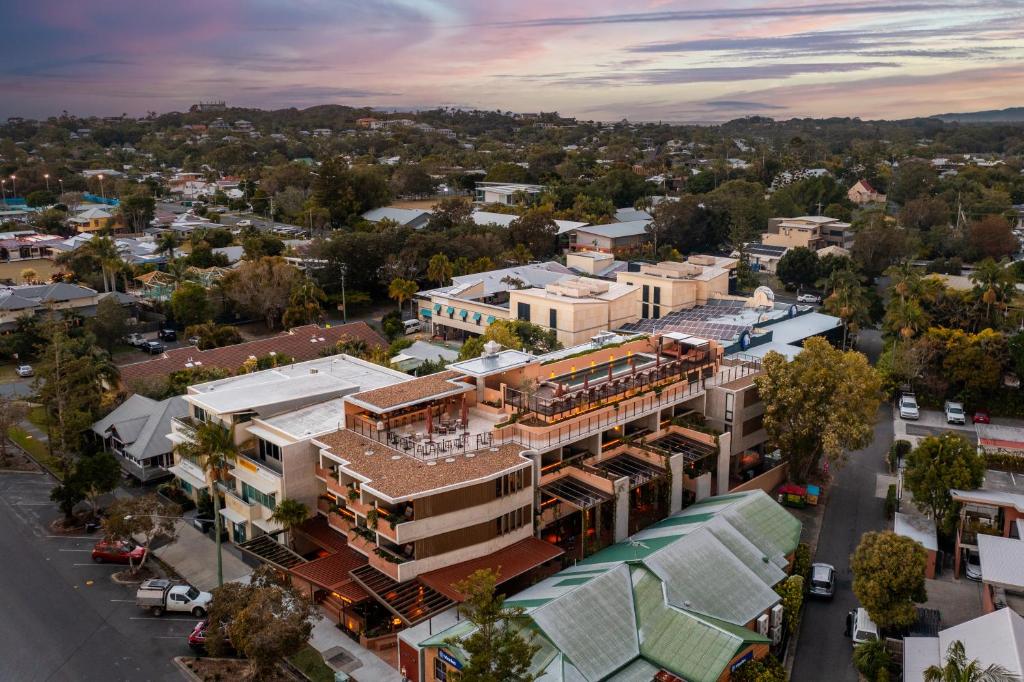 einen Blick über eine Stadt mit Gebäuden in der Unterkunft Hotel Marvell Byron Bay in Byron Bay