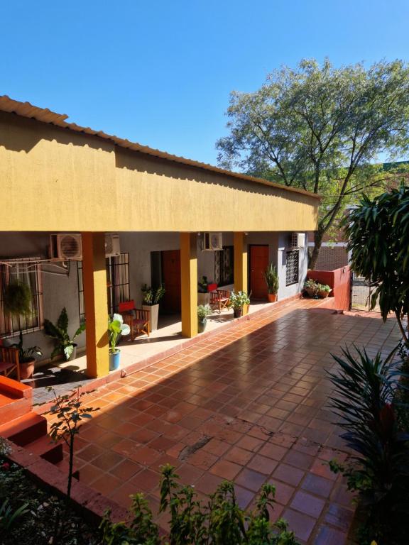 un patio de una casa con patio en Pacurí Hotel en Puerto Iguazú