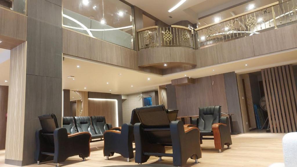 仰光的住宿－Hotel Grand Galaxy，一间设有椅子的等候室和一个候机室