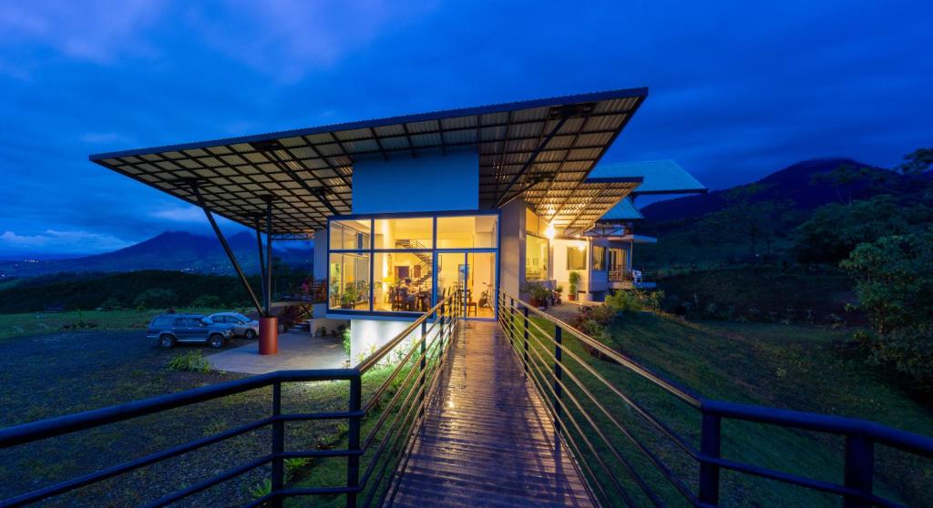 une maison avec un grand toit sur une colline dans l'établissement Hotel Finca 360, à Marsella