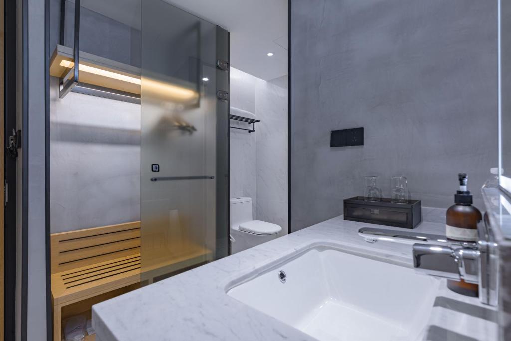 a bathroom with a white sink and a shower at Tuke China Hotel -Wenzhou South Bus Terminal in Wenzhou