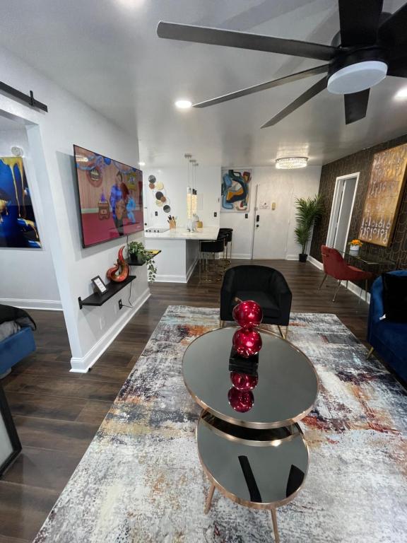ein Wohnzimmer mit einem Tisch und einem Deckenventilator in der Unterkunft Atlanta coz Home king/queen/Twin in Atlanta