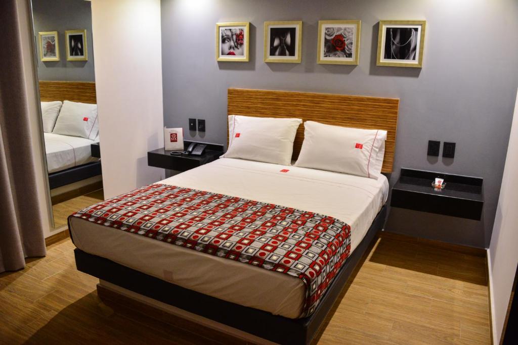 Postel nebo postele na pokoji v ubytování Six Hotel Guadalajara Expiatorio