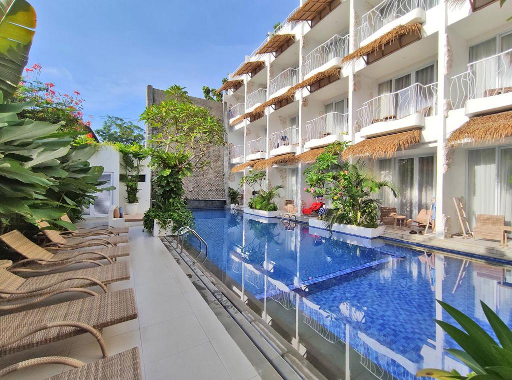 una imagen de una piscina en un hotel en Khaiyyara Jimbaran Bali en Uluwatu