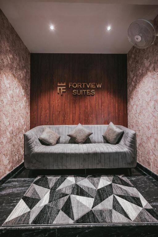 Postel nebo postele na pokoji v ubytování Fortview Suites