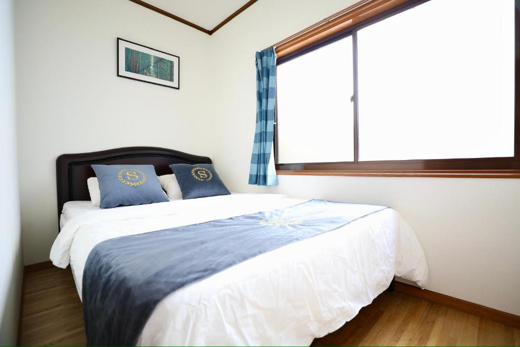 Postel nebo postele na pokoji v ubytování Osaka Umeda Yuan Hostel