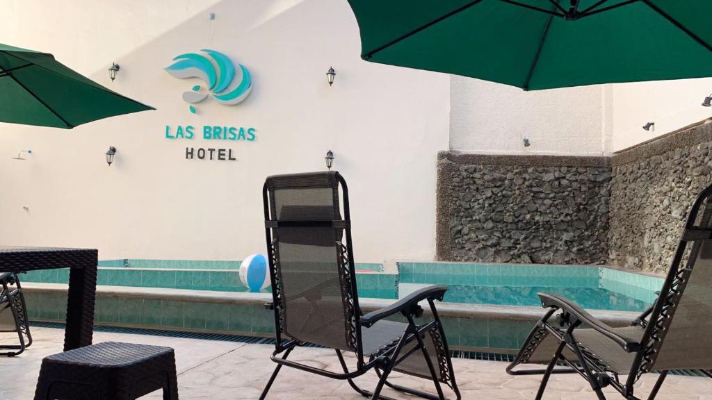 Bazén v ubytování Hotel Las Brisas nebo v jeho okolí