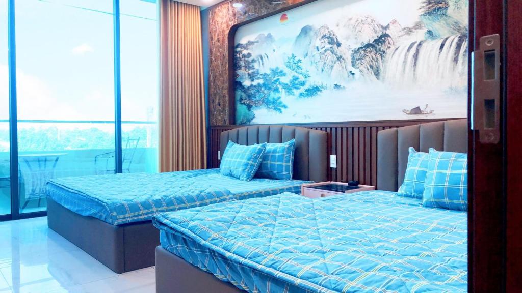 - 2 lits dans une chambre ornée d'une peinture murale dans l'établissement Villa Mũi Né Summerland 4PN 0.8.2.7.7.4.0.0.3.3, à Ấp Phú Tịnh (2)