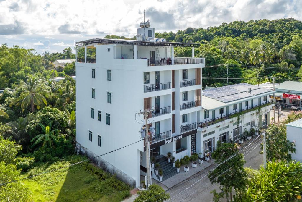 una vista aérea de un edificio blanco en Leaf Hotel Phu Quoc en Phu Quoc