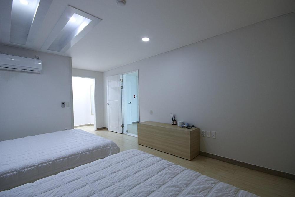 Postel nebo postele na pokoji v ubytování VIEW Hotel Geoje