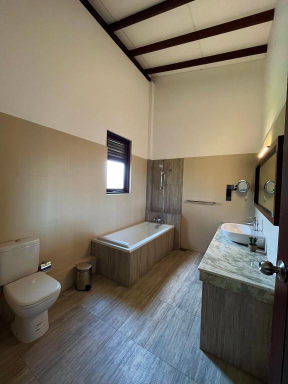 Postel nebo postele na pokoji v ubytování Driftwood Villa