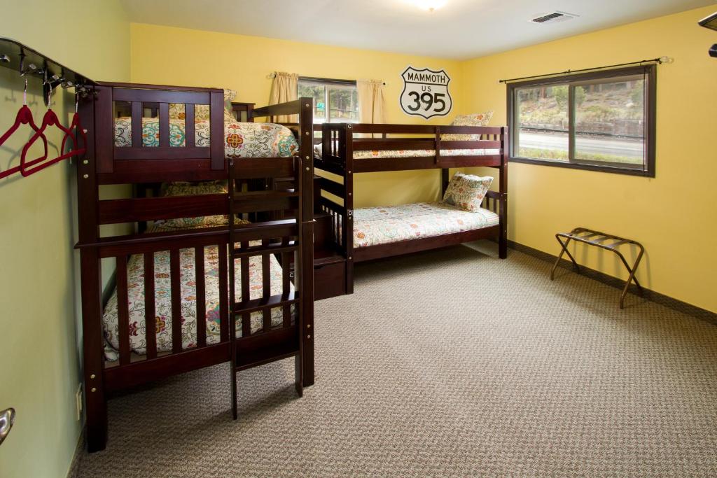 a room with two bunk beds in a room at Moderne Hostel in Mammoth Lakes