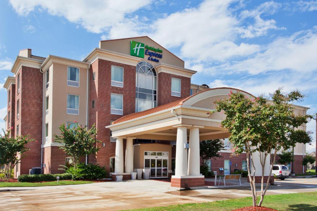 um edifício de hotel com uma estalagem com jardim hilton em Holiday Inn Express & Suites Baton Rouge East, an IHG Hotel em Baton Rouge