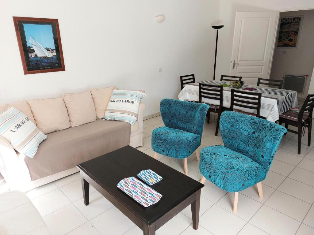 un salon avec un canapé, des chaises et une table dans l'établissement Résidence Villa Marine - maeva Home - Appartement 3 Pièces 6 Personnes - Sélection MAE-2646, à Soulac-sur-Mer