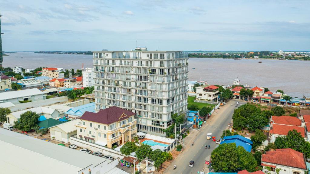 Una vista aérea de una ciudad con un edificio alto. en MekongView 3 CondoTel, en Phnom Penh