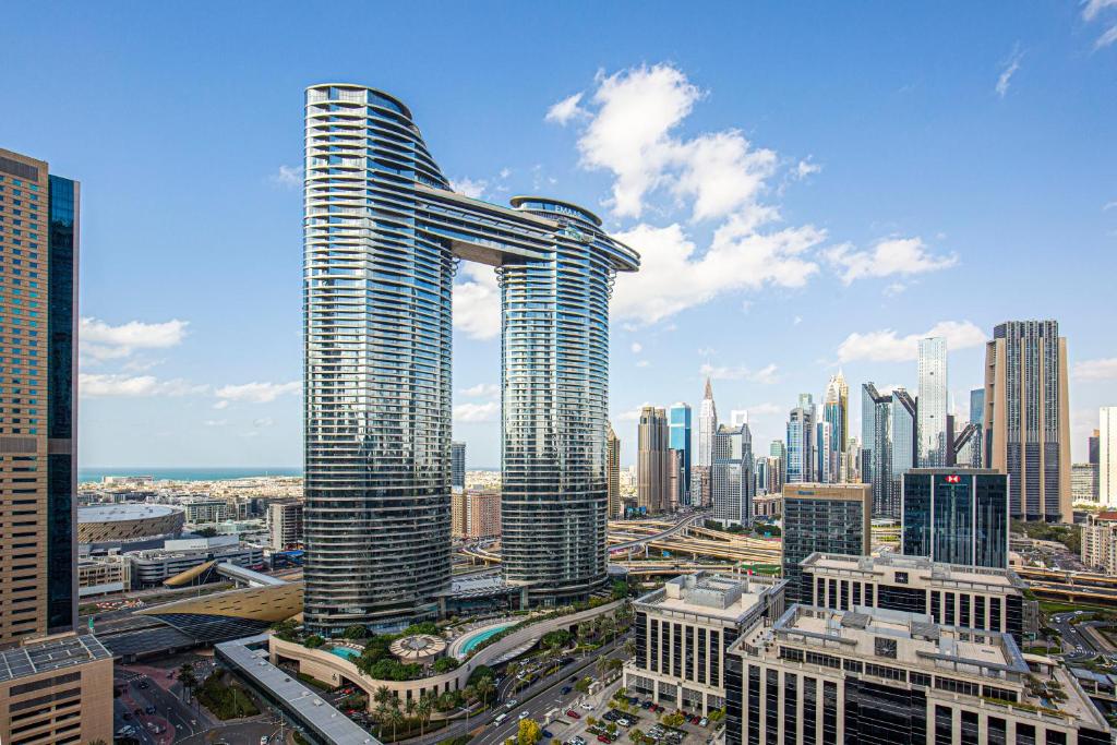 Magnificent Luxurious 2 BR with City Skyline & Sea View