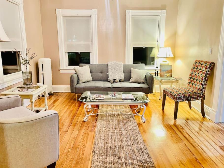 DELIGHTFUL 2BR apartment with balcony 15 min from Mohegan Sun