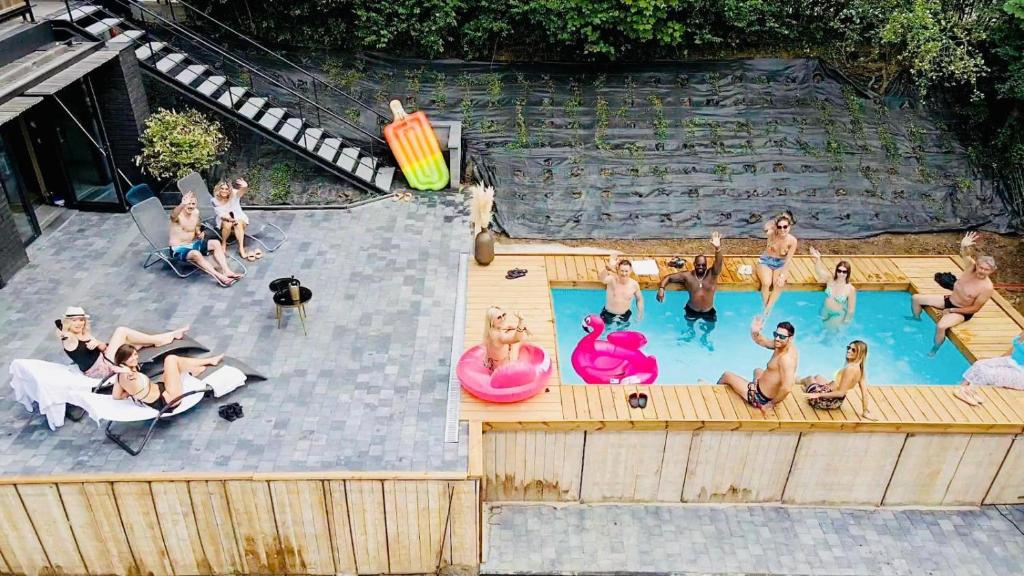 un groupe de personnes dans une piscine dans l'établissement Buenas Noches, à Seraing