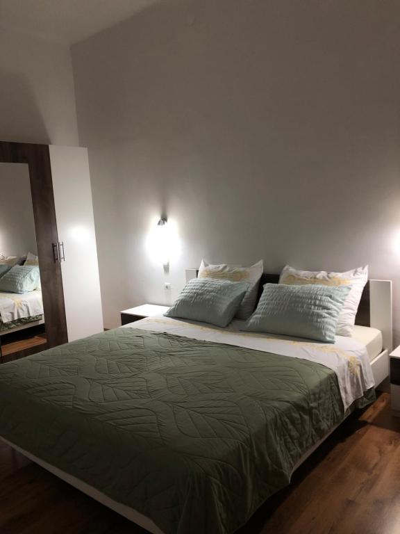 Łóżko lub łóżka w pokoju w obiekcie Apartman Volare