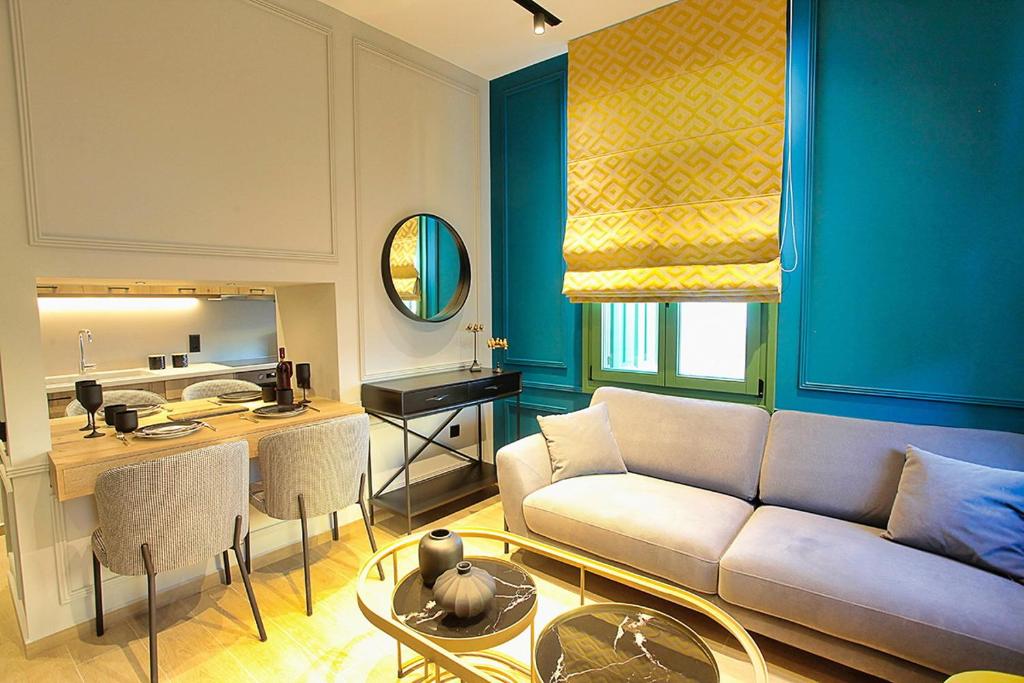 - un salon avec un canapé et une table dans l'établissement Atsiki's 54 apartments, à Chios