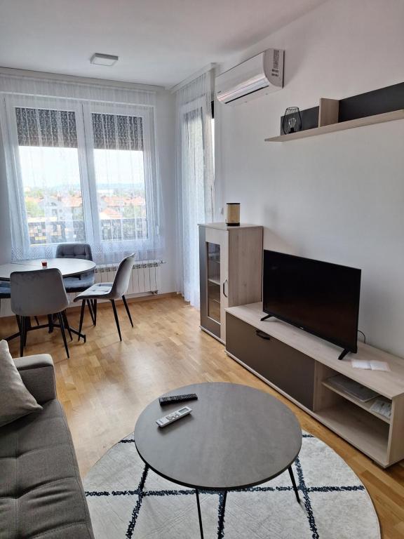 una sala de estar con un sofá y una mesa en Apartman Mia 2 Banja Luka, en Banja Luka