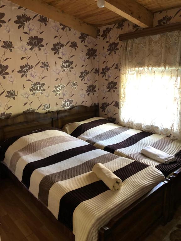 Old House في أوشغولي: سريرين توأم في غرفة مع نافذة